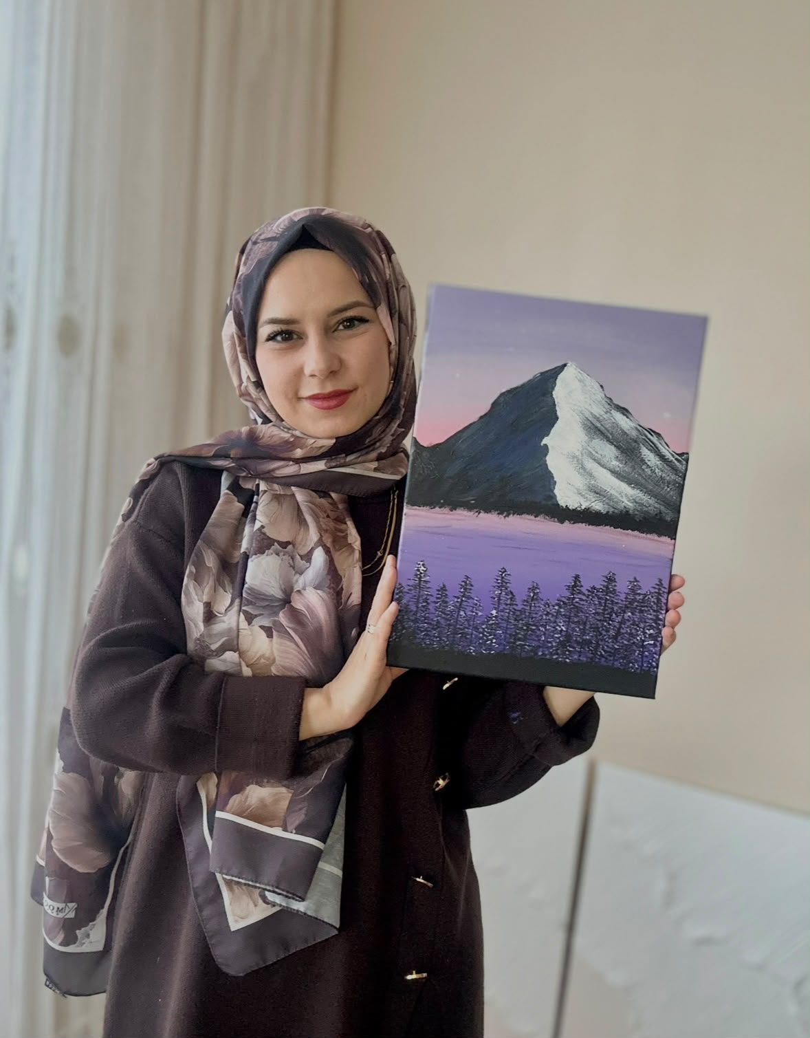 Büşra Koç, mor tonlarda dağ ve orman manzarası resmettiği tablosuyla