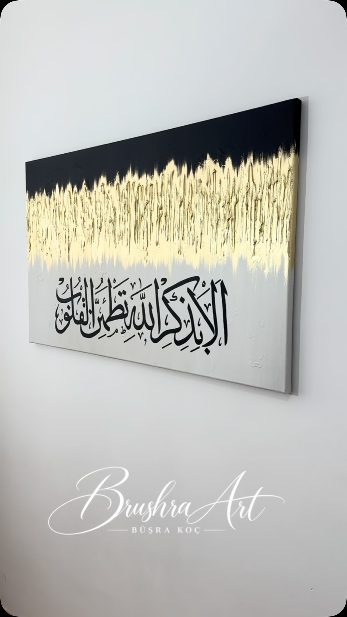 Elâ bi-zikrillâhi tatmainnü’l-kulûb Bilesiniz ki, kalpler ancak Allah’ı anmakla huzur bulur. (Rad Suresi, 28. ayet) Siyahın asaleti gönüllere huzur o…