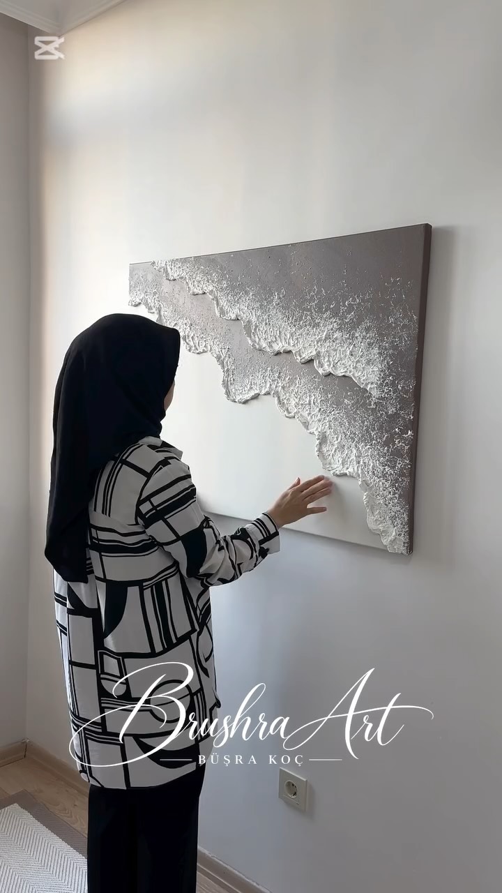 Salonu çok sade ya da tek düze olan müşterilerim hem salonuna renk katmak hem de tamamlamak için bir tablo arıyorlar. Böyle alanlara ilk önerim kesin…